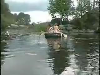 Kolme sensational tytöt alaston tytöt sisään the viidakko päällä vene varten putz metsästää