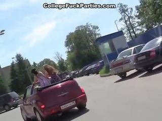 Escola lassie bumped em o carro