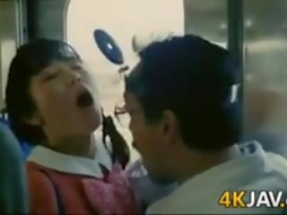 Adolescent makakakuha ng apuhapin sa a tren