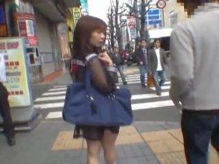Mikan asombroso asiática joven hembra disfruta público