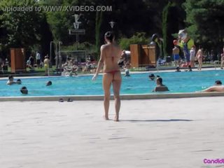 Pantai orang yang menikmati melihat seks fabulous bikini gadis telanjang dada jahat weasel