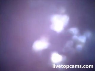 তরুণ ভদ্রমহিলা কামস শুট থেকে ভেতরের একটি ভোদা এ livetopcams pt1