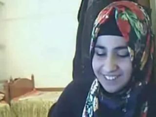 Klipsi - hijab rakastajatar näyttää perse päällä verkkokameran