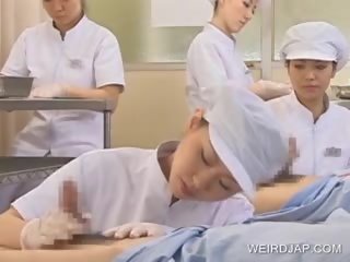 Японки медицинска сестра показно изпразване навън на страстен убождане