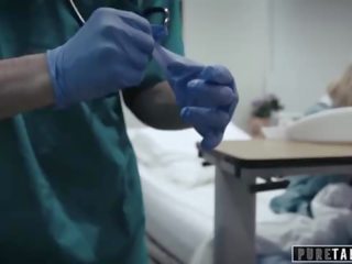 Tīrs tabu perv interns sniedz pusaudze pacients vagīna eksāmens