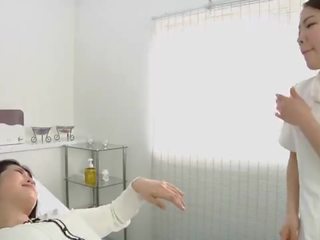 Japonais lesbienne captivant crachant massage clinique sous-titré